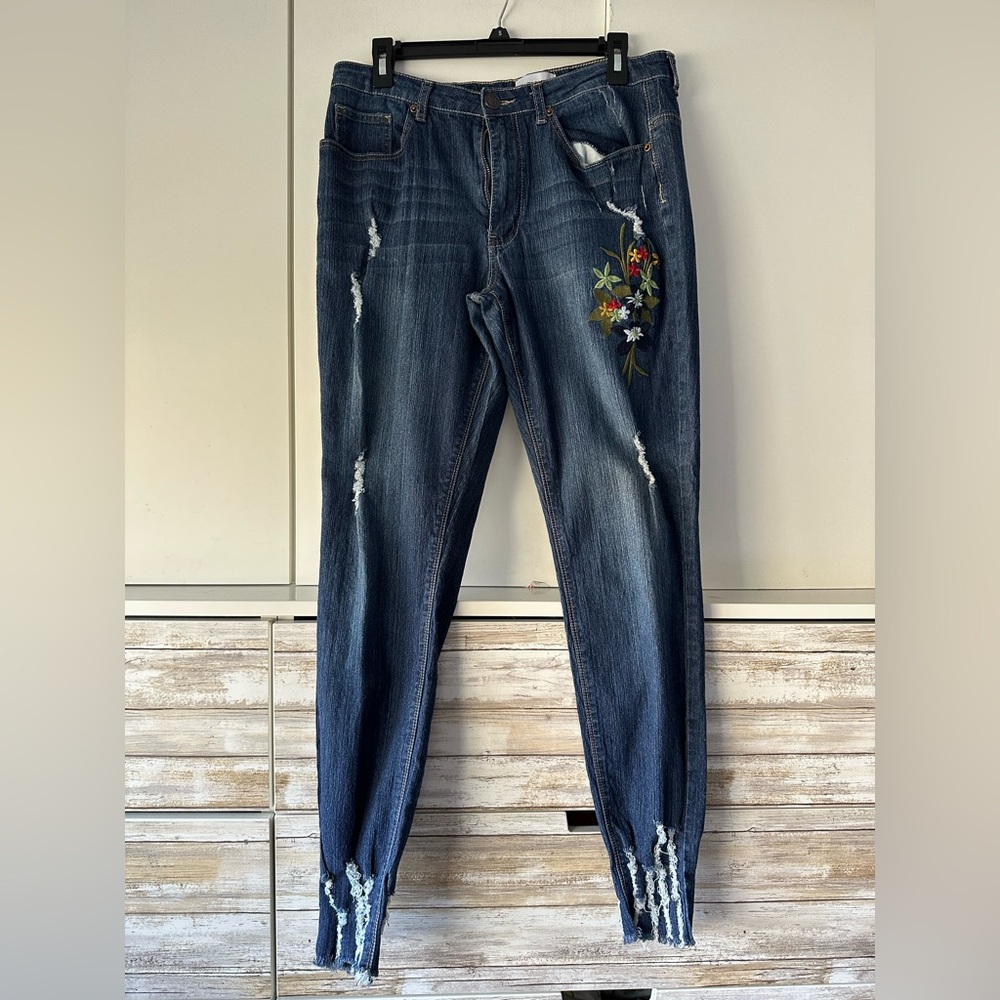 🌸 NY Trends4 Embroidered Distressed Skinny Jeans Size 12 Raw Hem Stretch
